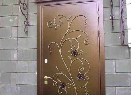Кованая дверь с узором из цветов - Изделие 2